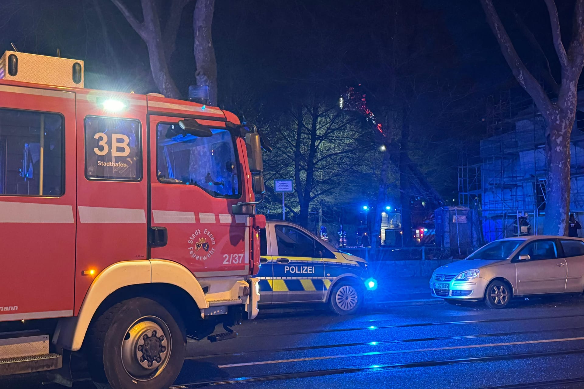Polizei und Feuerwehr waren am Freitagabend an einer Moschee-Baustelle in Essen-Karnap im Einsatz. Zwei Männer hatten hier ein Feuer gelegt.
