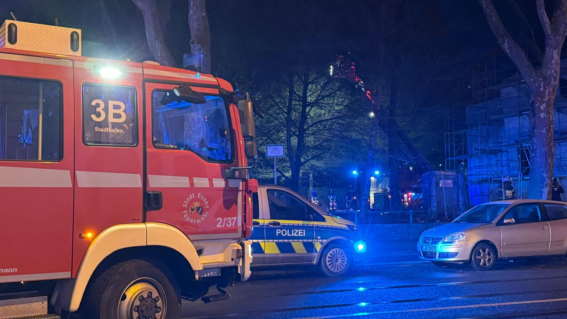 Polizei und Feuerwehr waren am Freitagabend an einer Moschee-Baustelle in Essen-Karnap im Einsatz. Zwei Männer hatten hier ein Feuer gelegt. Polizei und Feuerwehr waren am Freitagabend an einer Moschee-Baustelle in Essen-Karnap im Einsatz. Zwei Männer hatten hier ein Feuer gelegt.