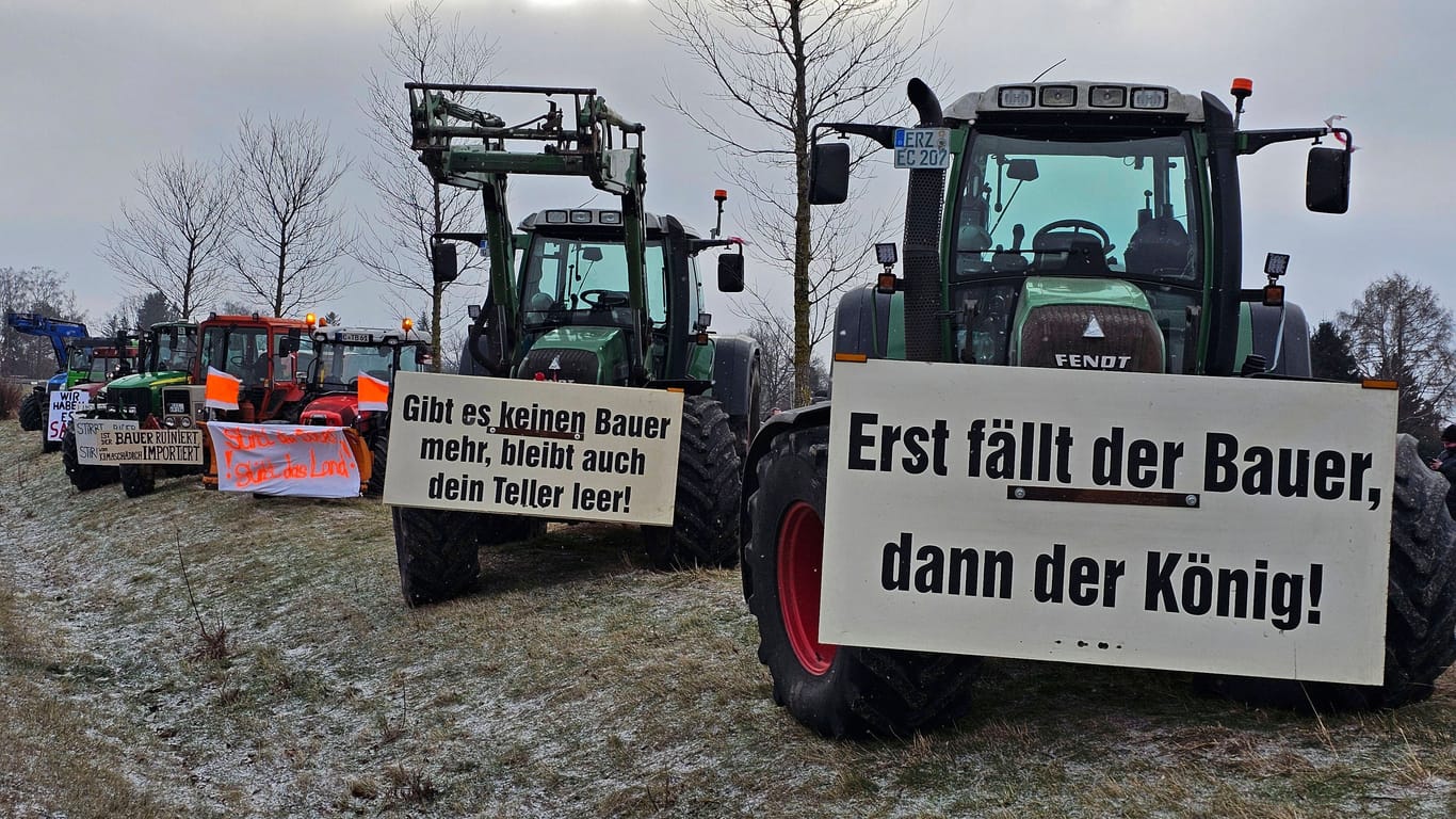 Bauernprotest in Chemnitz: Hier blockieren die Bauern keine Straße, sondern den Straßenrand.