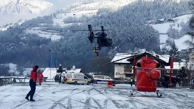 Einsatzkräfte bei der Rettung: In der abgestürzten Gondel befand sich eine dänische Familie.