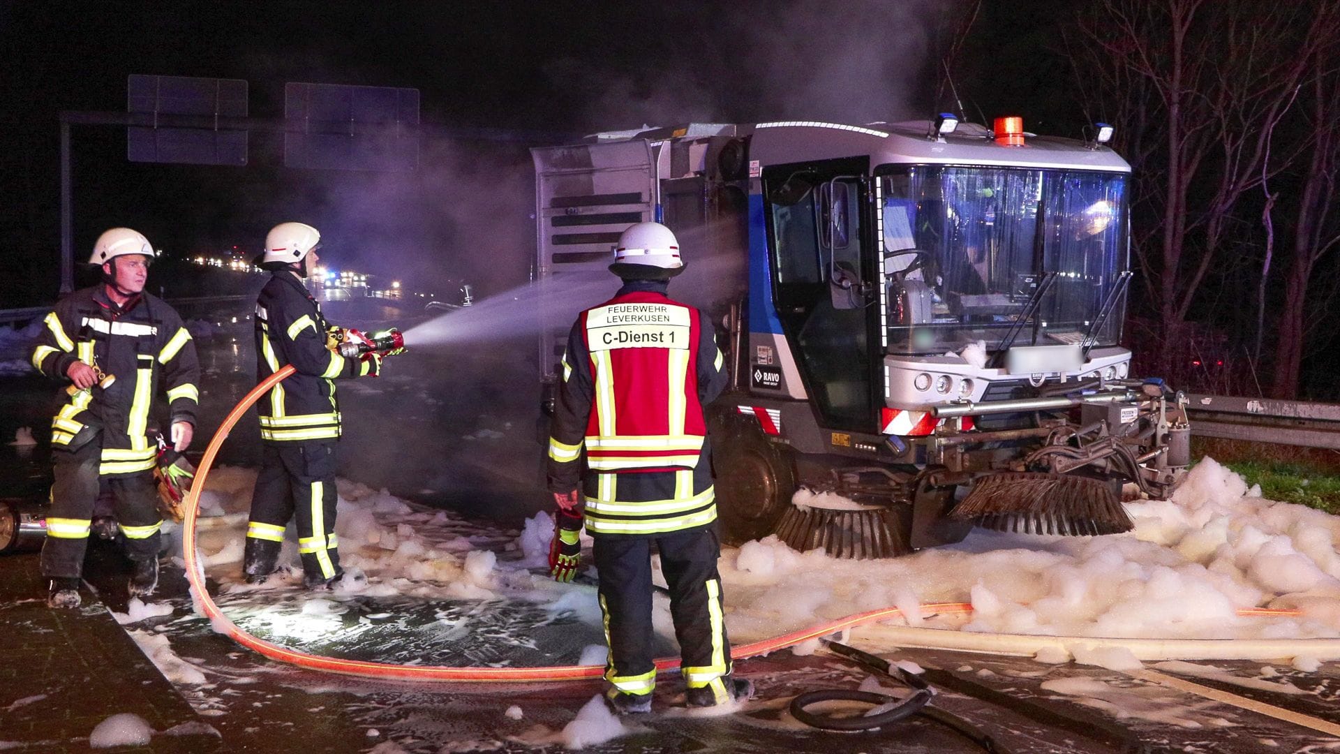 Kehrmaschine brannte in Autobahnabfahrt - Schaum eingesetzt - Ab Kehrmaschine brannte in Autobahnabfahrt - Schaum eingesetzt - Ab