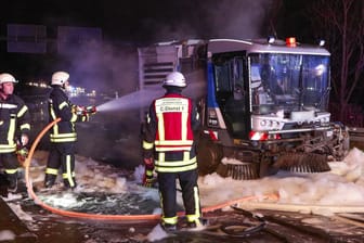 Kehrmaschine brannte in Autobahnabfahrt - Schaum eingesetzt - Ab