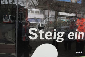 Eine Billardkugel hat die Scheibe eines Linienbusses in Gelsenkirchen zerstört: Die Polizei sucht nach Zeugen für den Vorfall, der sich am Dienstag ereignet hat.