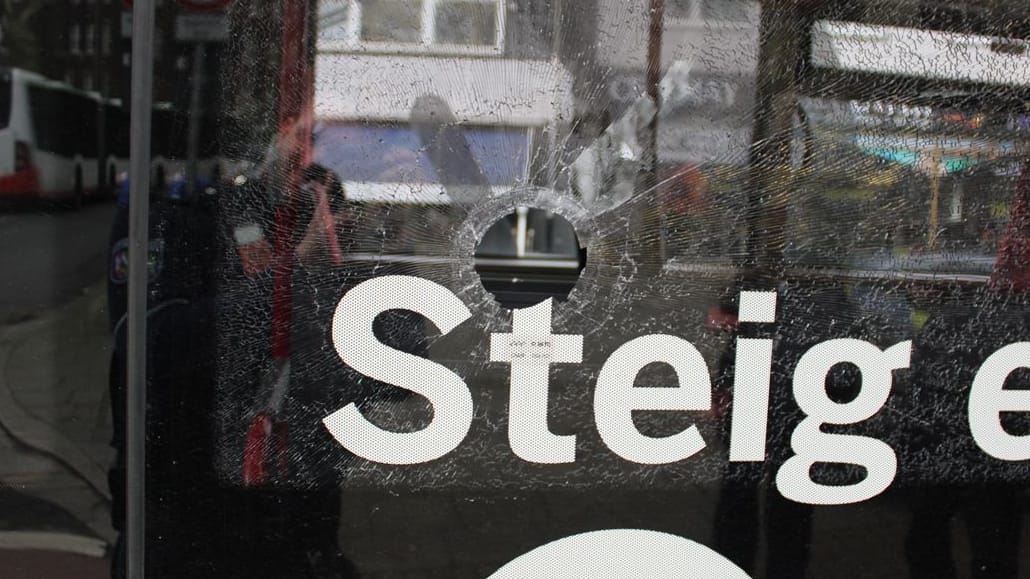 Eine Billardkugel hat die Scheibe eines Linienbusses in Gelsenkirchen zerstört: Die Polizei sucht nach Zeugen für den Vorfall, der sich am Dienstag ereignet hat. Eine Billardkugel hat die Scheibe eines Linienbusses in Gelsenkirchen zerstört: Die Polizei sucht nach Zeugen für den Vorfall, der sich am Dienstag ereignet hat.