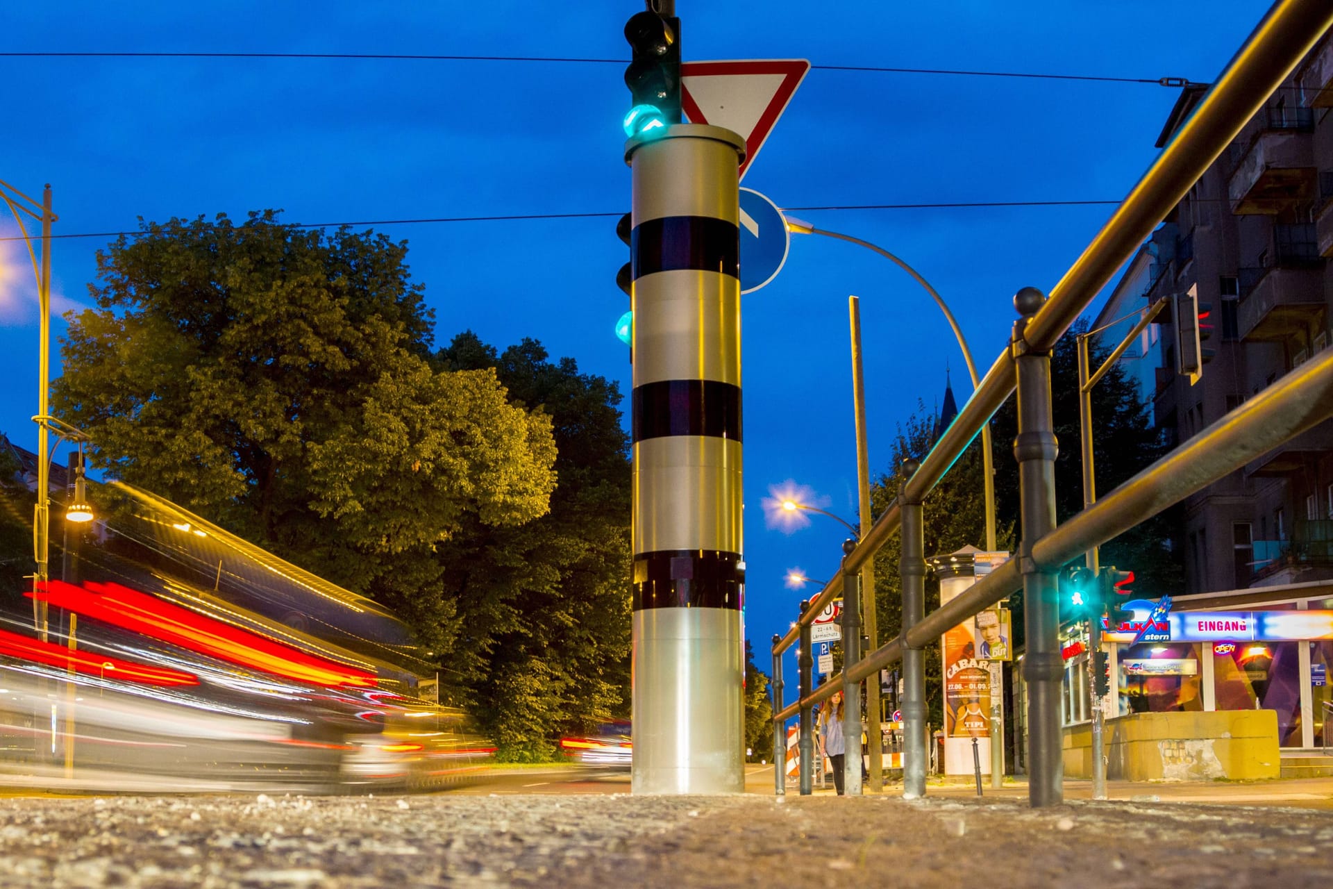 Eine Blitzersäule in Berlin: Berlin will gegen Raser vorgehen. Werden mehr Blitzer in der Stadt wirklich etwas bringen? Darüber gehen die Meinungen auseinander.