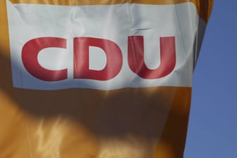 Fahne mit CDU Logo (Symbolbild): Die Partei leitet ein Parteiausschlussverfahren gegen eins ihrer Mitglieder ein.