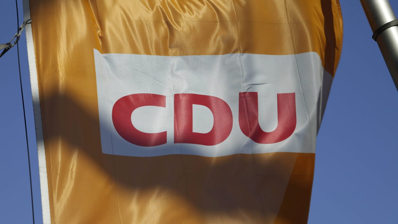 Fahne mit CDU Logo (Symbolbild): Die Partei leitet ein Parteiausschlussverfahren gegen eins ihrer Mitglieder ein.