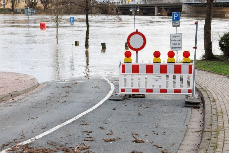 Minden (Archivbild): Blick auf die überflutete Zufahrt zu einem Parkplatz.