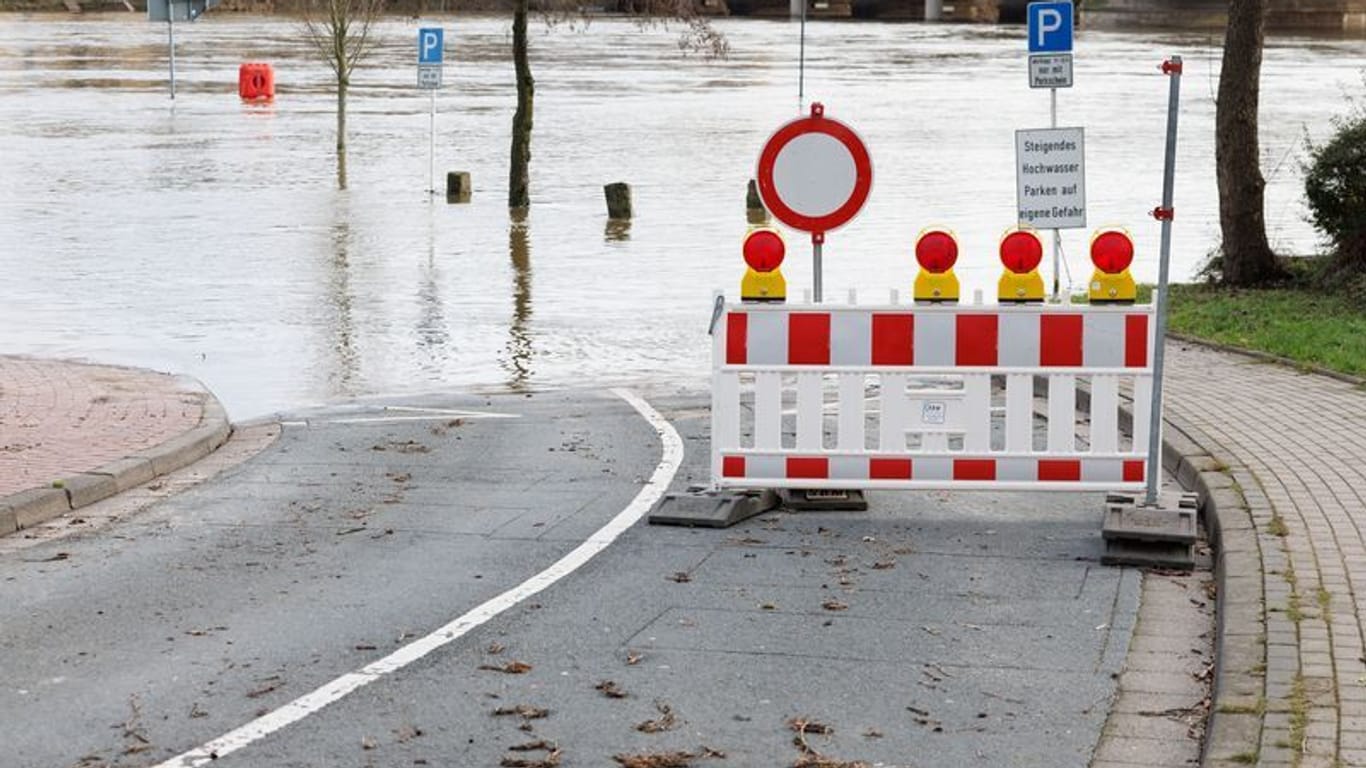 Minden (Archivbild): Blick auf die überflutete Zufahrt zu einem Parkplatz.