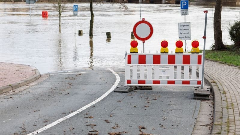 Minden (Archivbild): Blick auf die überflutete Zufahrt zu einem Parkplatz.