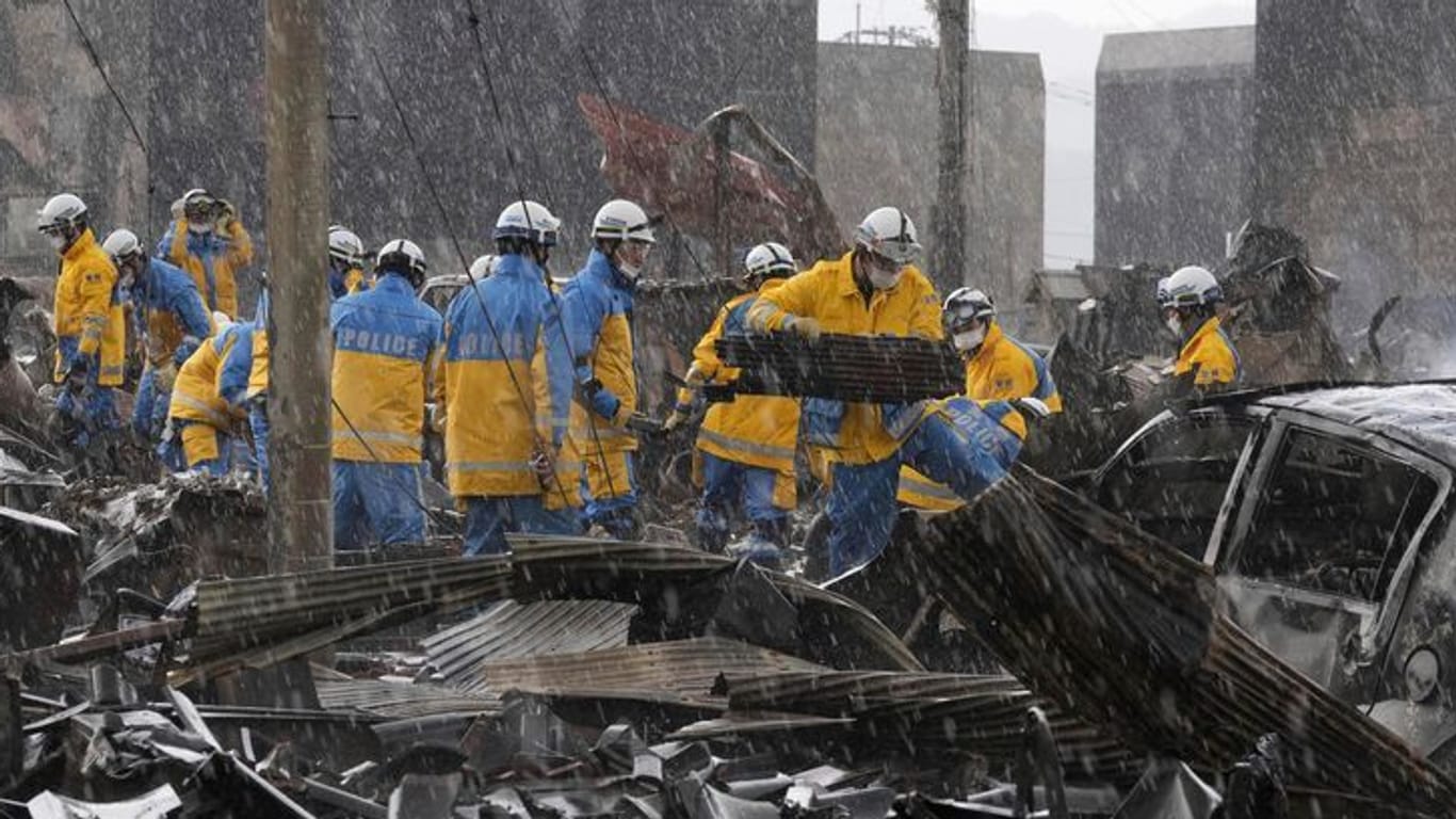 Aufräumen nach der Katastrophe: Polizeibeamte in den Trümmern auf einem Markt in der Präfektur Ishikawa.