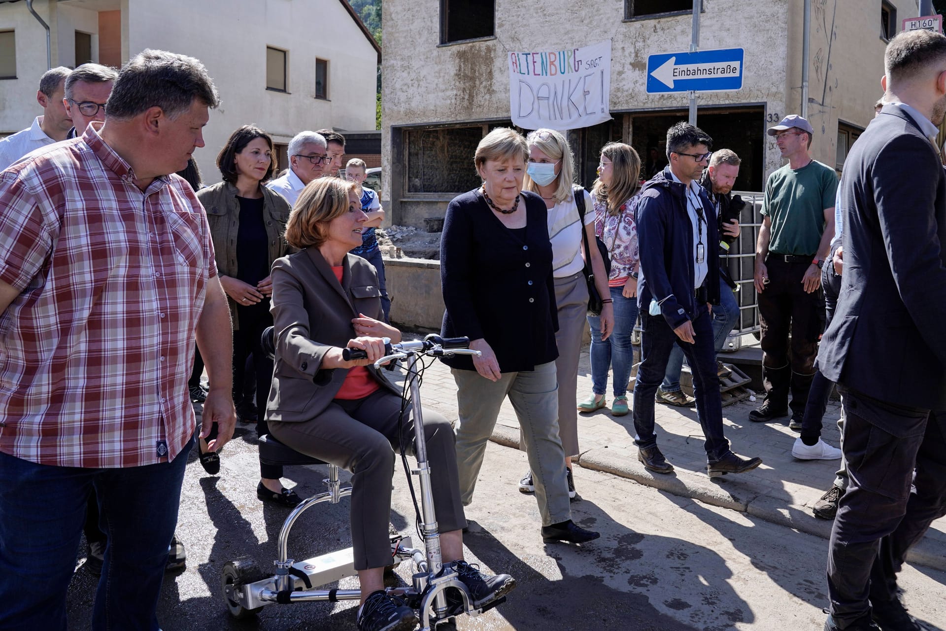 Rundgang durch Altenburg im Landkreis Ahrweiler nach dem Hochwasser im Juli 2021. Die damalige Bundeskanzlerin Angela Merkel war Anfang September 2021 gemeinsam mit der Ministerpräsidentin von Rheinland-Pfalz, Malu Dreyer, im betroffenen Ahrtal.