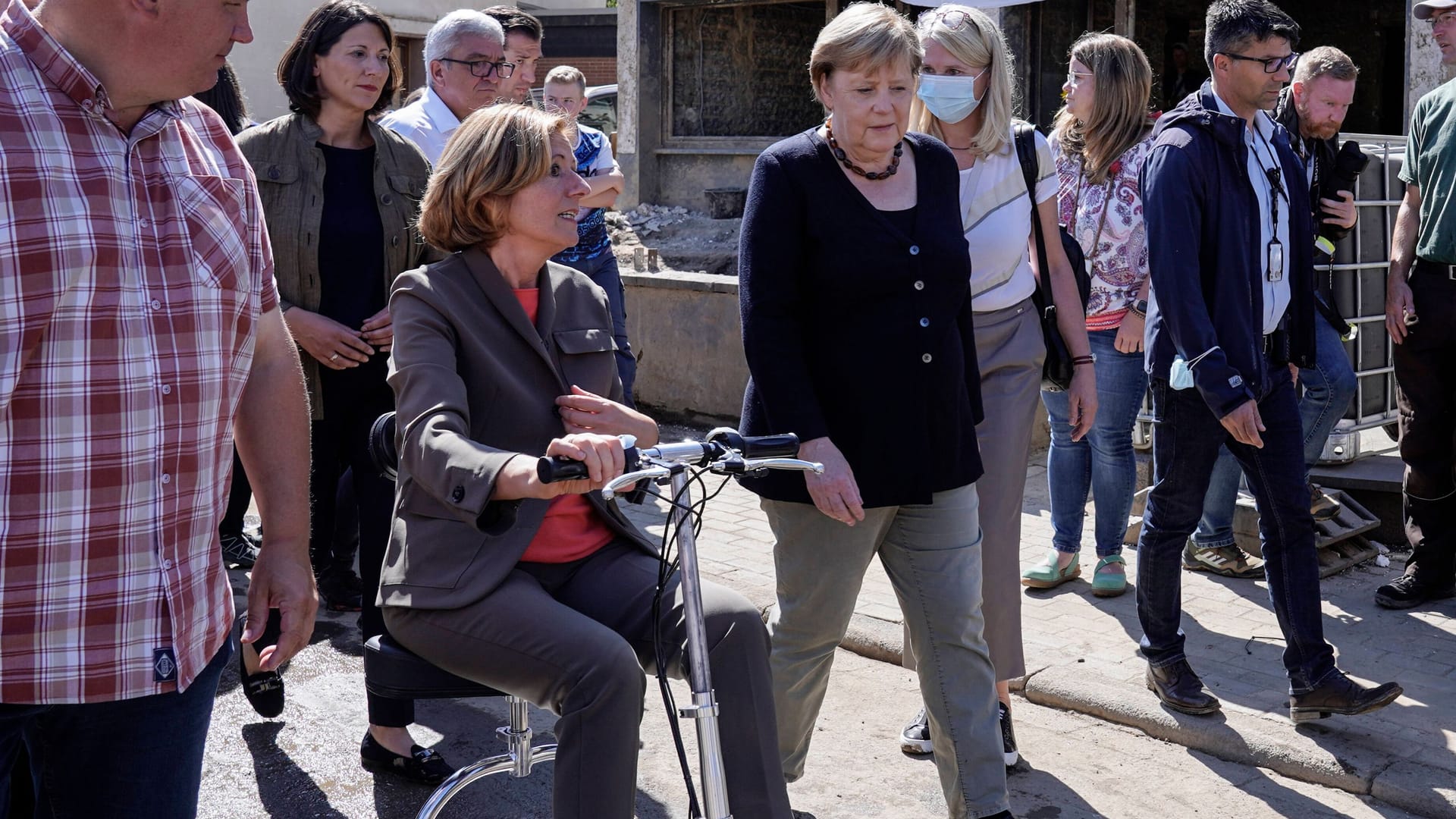 Rundgang durch Altenburg im Landkreis Ahrweiler nach dem Hochwasser im Juli 2021. Die damalige Bundeskanzlerin Angela Merkel war Anfang September 2021 gemeinsam mit der Ministerpräsidentin von Rheinland-Pfalz, Malu Dreyer, im betroffenen Ahrtal.