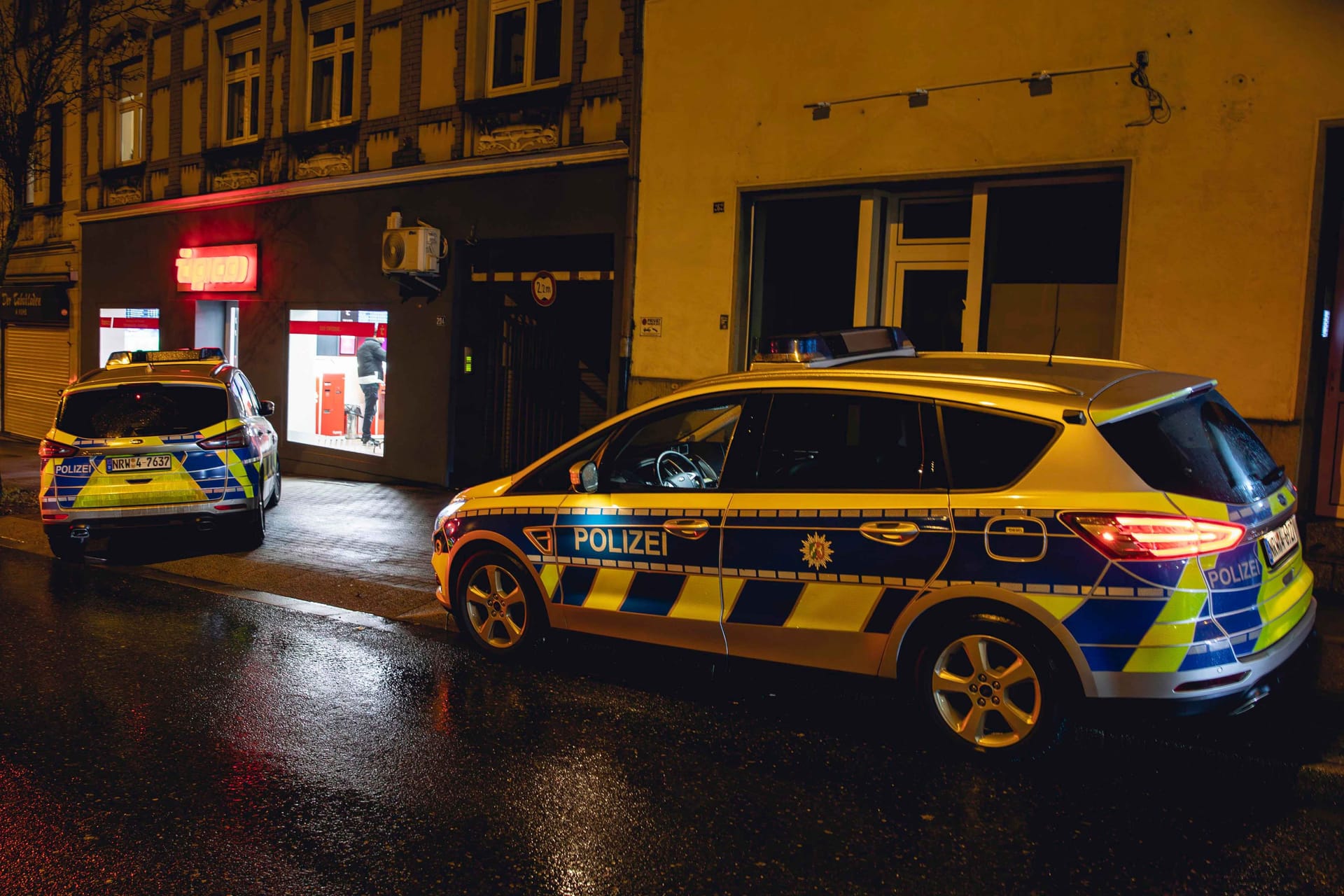 Einsatzwagen der Polizei vor dem Wettbüro in Essen-Kray: Bisher gab es keine Festnahmen.