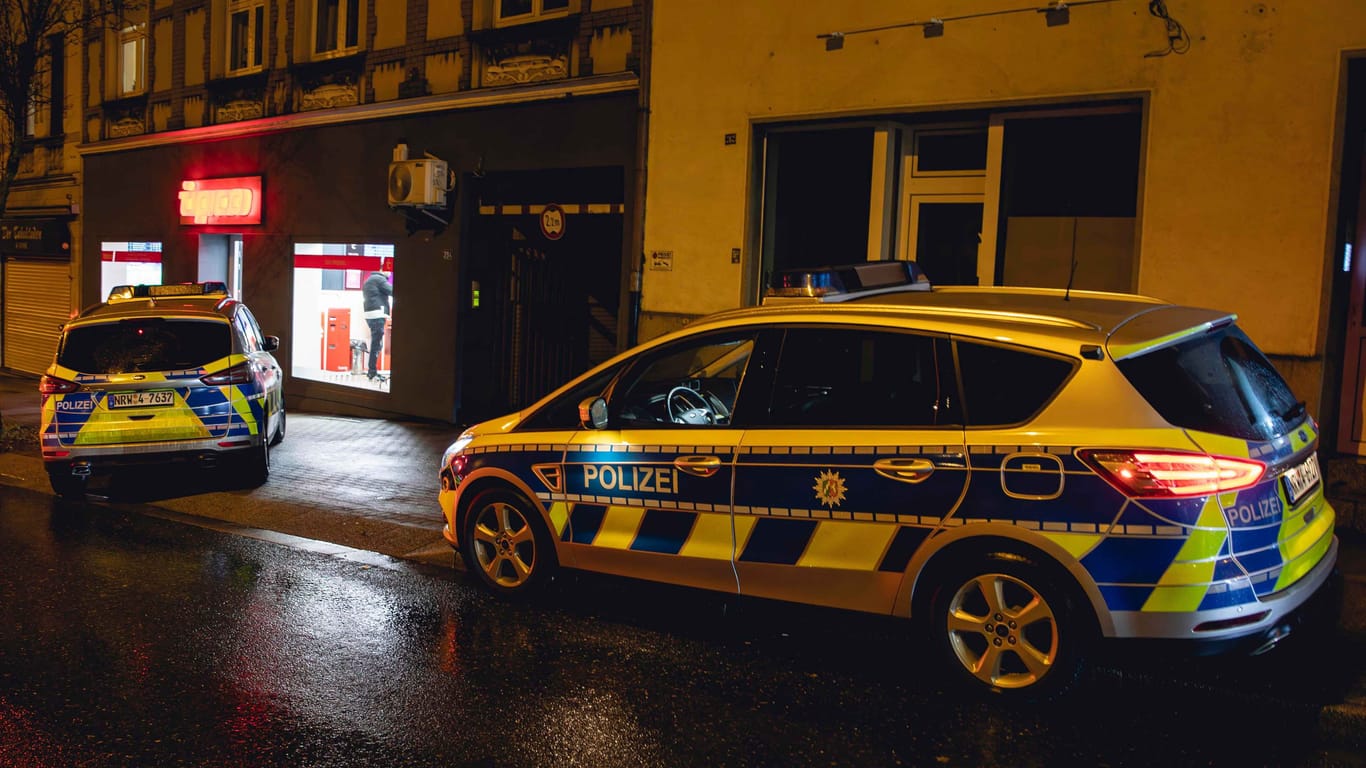 Einsatzwagen der Polizei vor dem Wettbüro in Essen-Kray: Bisher gab es keine Festnahmen.