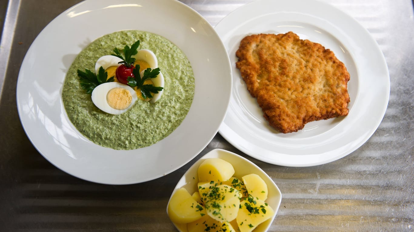 Symbolfoto von Frankfurter Grüner Soße, Schnitzel und Kartoffeln.