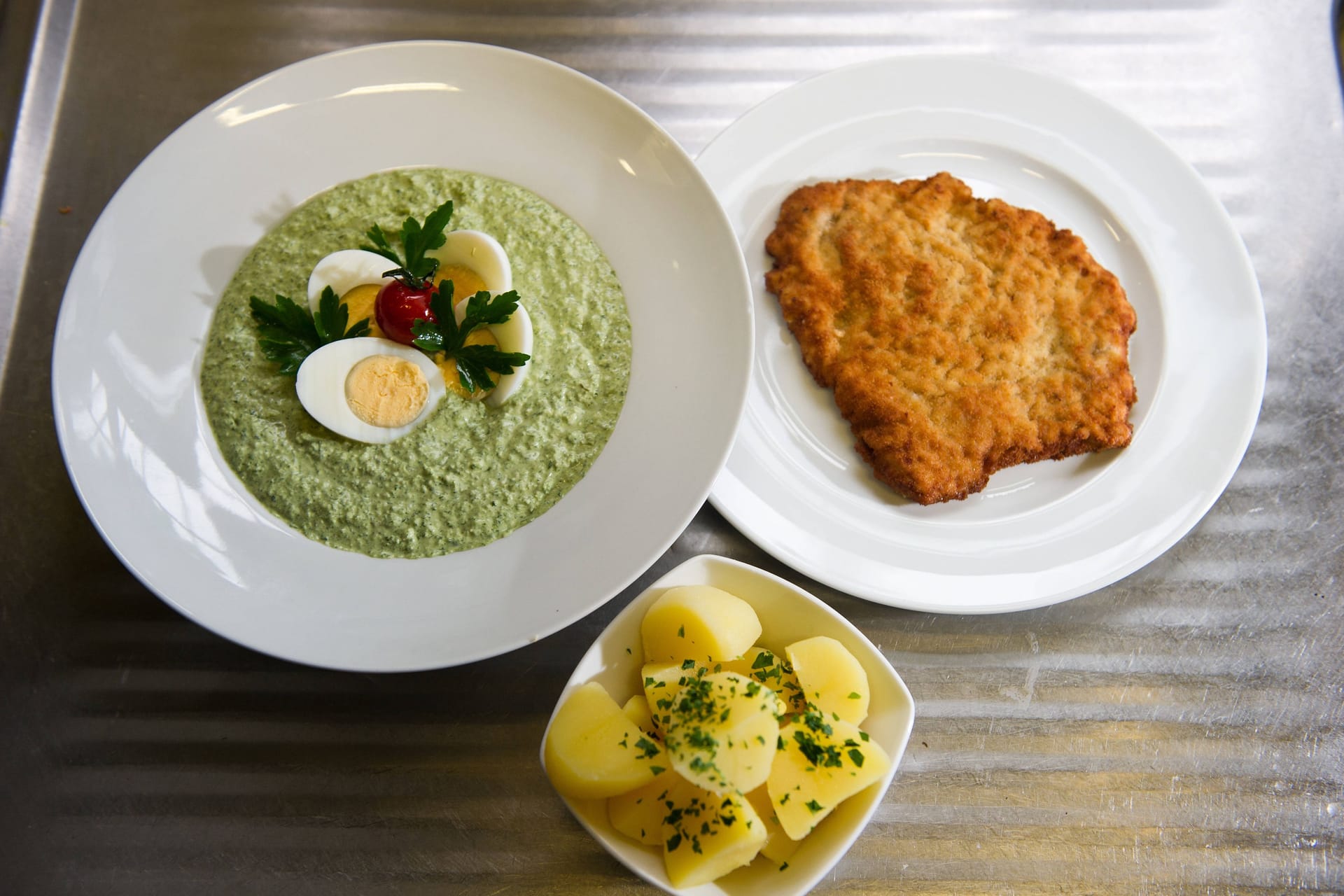 Symbolfoto von Frankfurter Grüner Soße, Schnitzel und Kartoffeln.