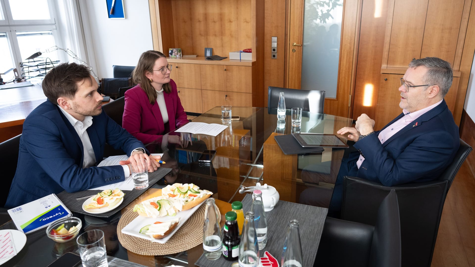 Jörg Dittrich Präsident des Zentralverband des Deutschen Handwerks mit den T-Online Redakteuren Florian Schmidt und