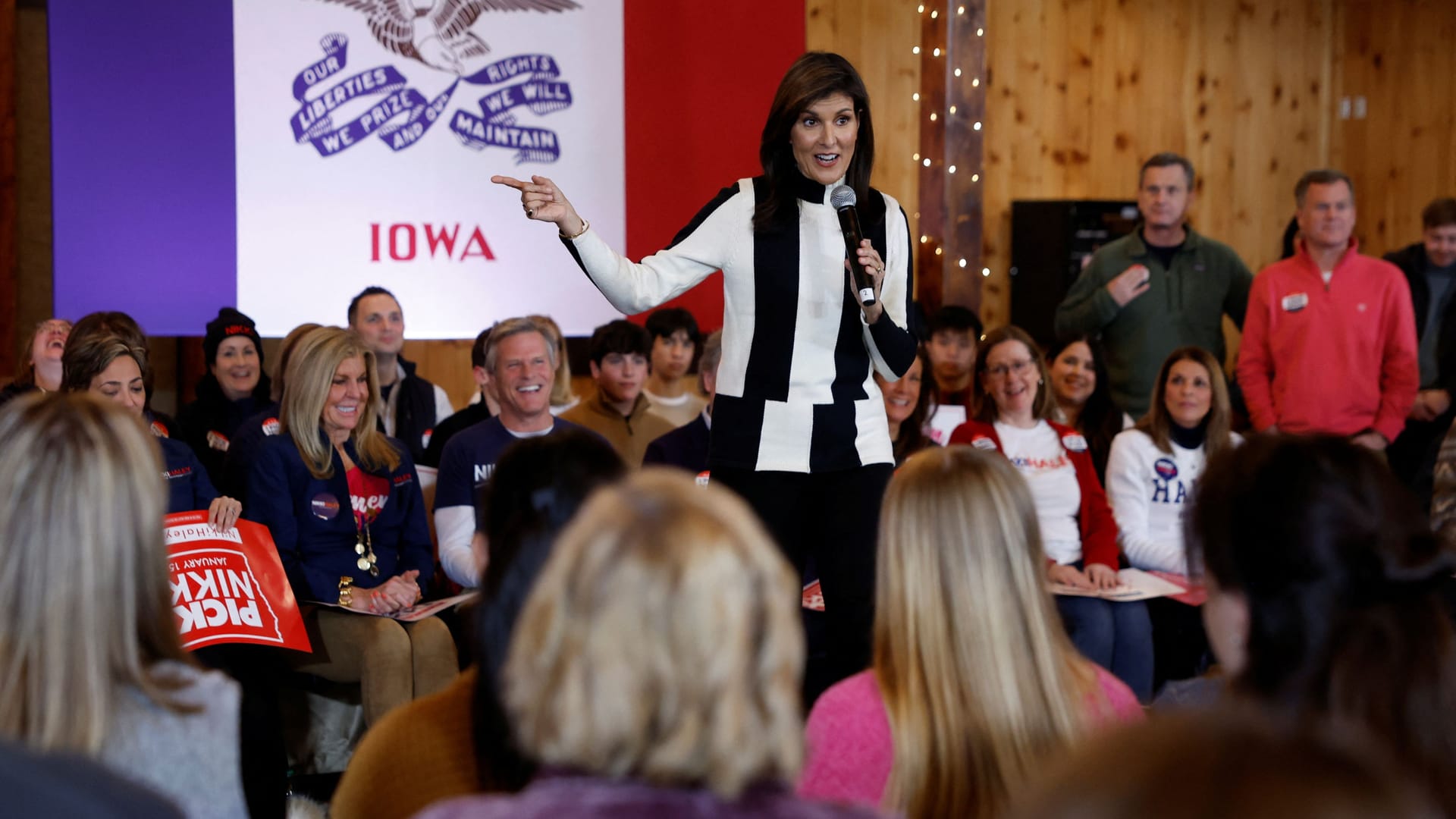 Ein kleines Momentum mit großer Wirkung? Donald Trump will den Erfolg von Nikki Haley so klein halten wie nur möglich.