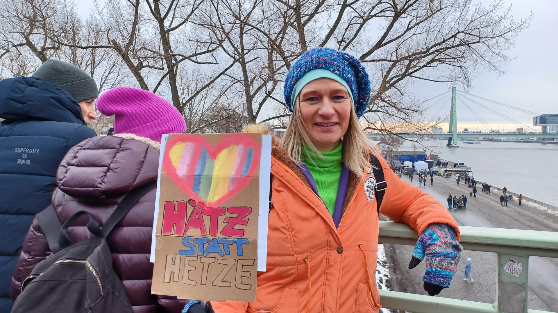 Auf dem Plakat der Frau steht "Hätz statt Hetze". Sie ist heute mit ihrer siebenjährigen Tochter dabei.