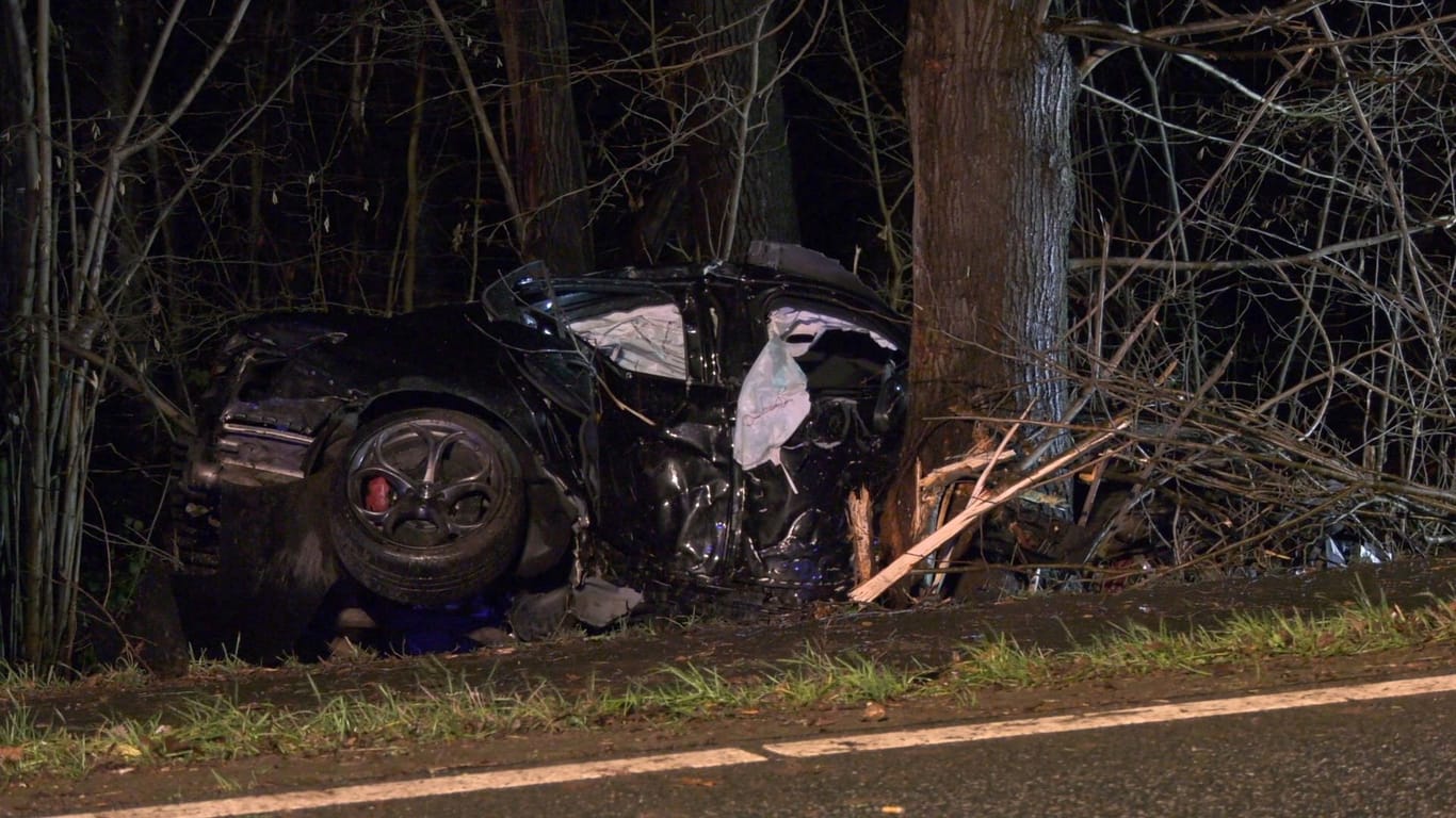 Unfallstelle in Hessen: Der Fahrer des Wagens soll ums Leben gekommen sein.
