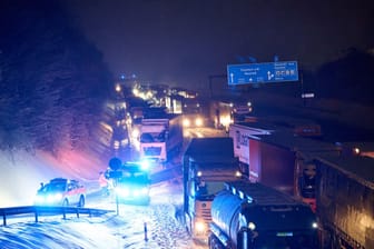 Stau bei Neustadt (Wied) in der Nacht: Tausende Autofahrer steckten für Stunden fest.