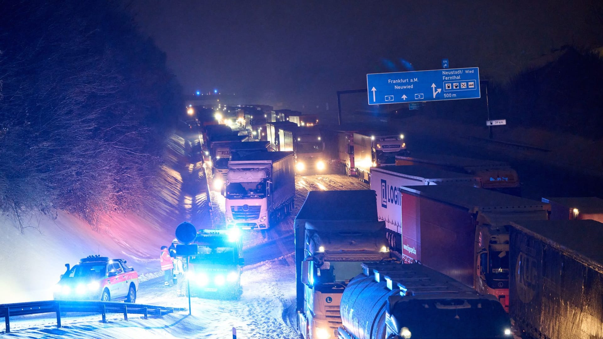 Stau bei Neustadt (Wied) in der Nacht: Tausende Autofahrer steckten für Stunden fest. Stau bei Neustadt (Wied) in der Nacht: Tausende Autofahrer steckten für Stunden fest.