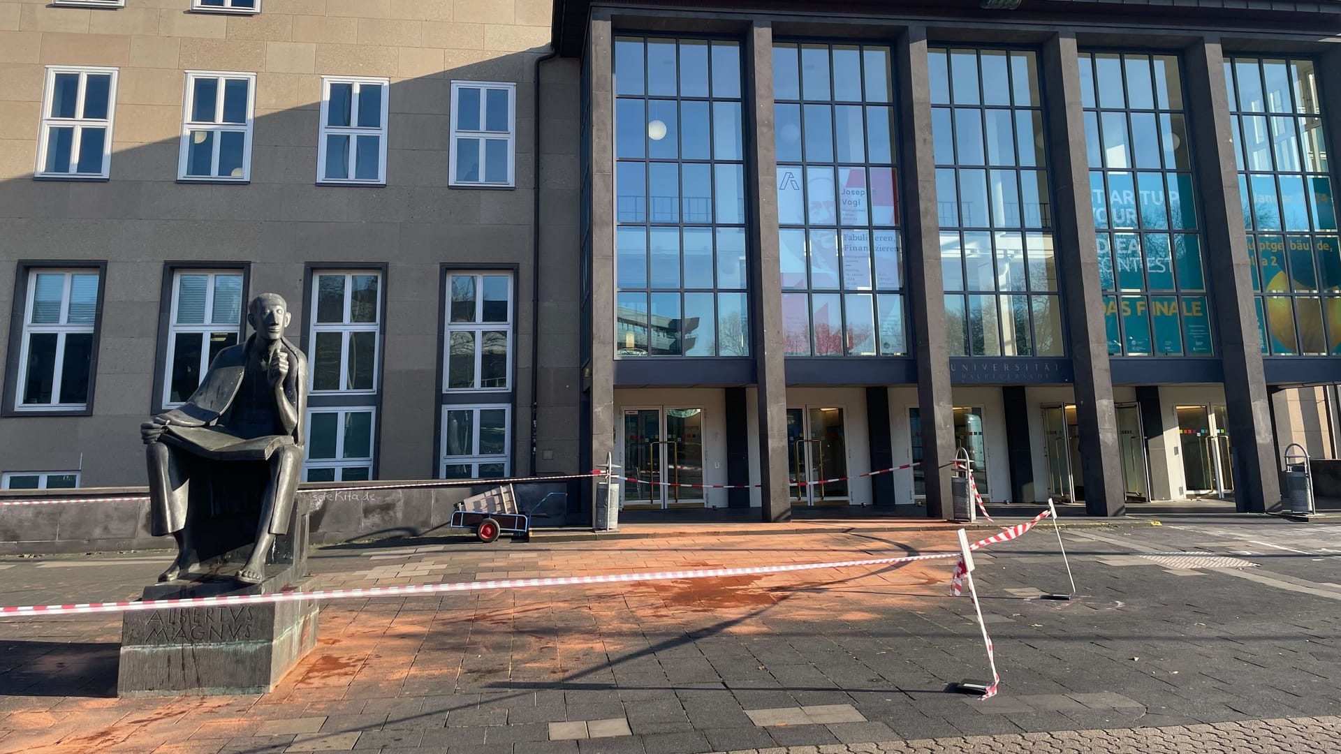 Farbanschlag auf die Uni: Auch der Albertus-Magnus-Platz wurde verunstaltet.