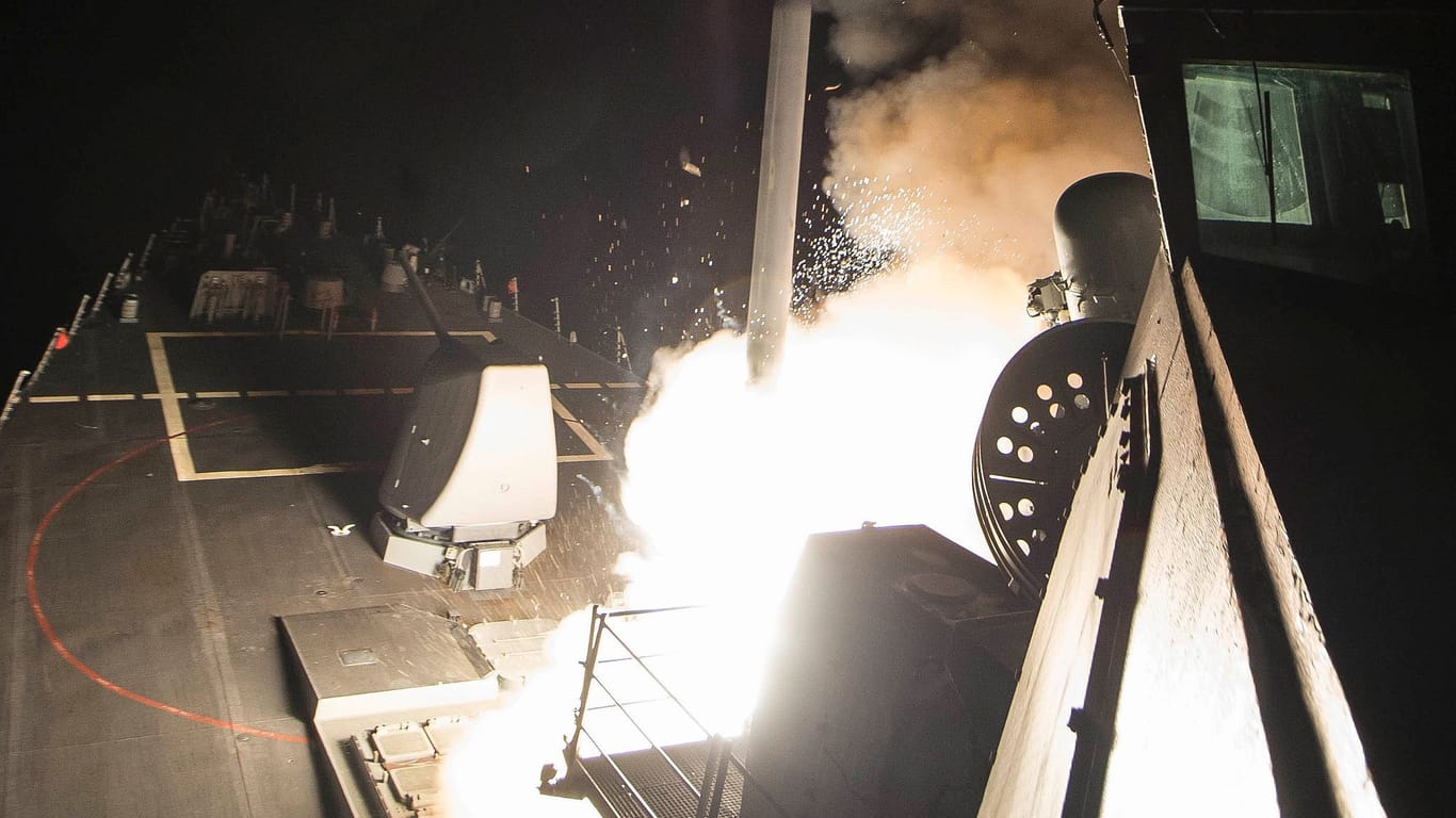 Ein Zerstörer der US-Marine schießt eine Tomahawk-Rakete ab: Die Vereinigten Staaten und ihre Verbündeten sehen sich zu einem Militärschlag gegen die Terroristen im Jemen genötigt.