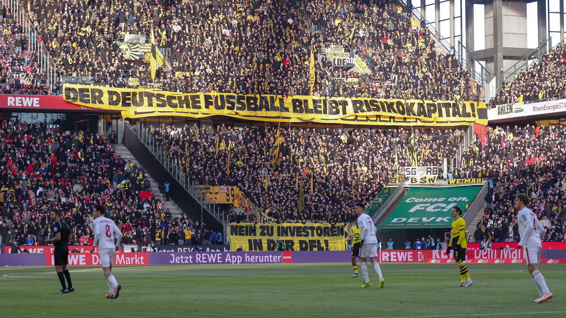 Die Fans des BVB und des 1. FC Köln protestierten am Samstag gegen die Investorenplände der DFL. Die Fans des BVB und des 1. FC Köln protestierten am Samstag gegen die Investorenplände der DFL.