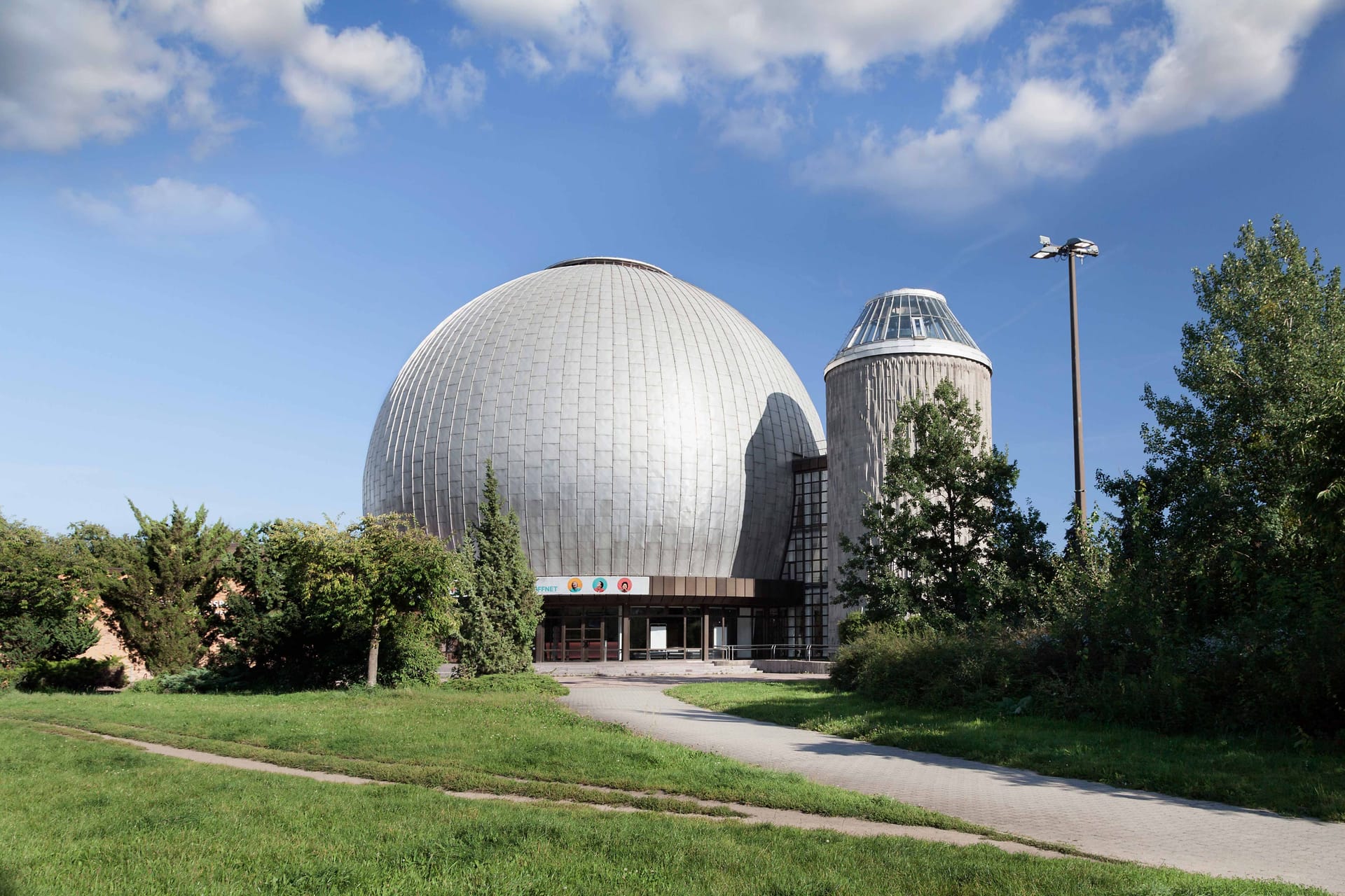 Außenansicht des Zeiss-Großplaneteriums: Das Zeiss-Großplanetarium in Berlin wurde 1987 als eines der größten und modernsten Planetarien weltweit eröffnet.