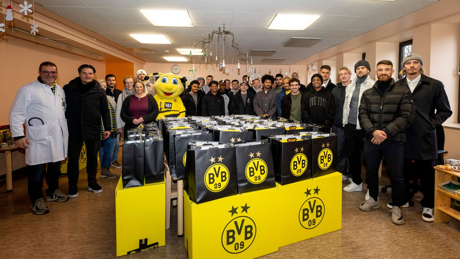 Besuch der BVB-Mannschaft im Westfälischen Kinderzentrum: seit vielen Jahren Tradition.