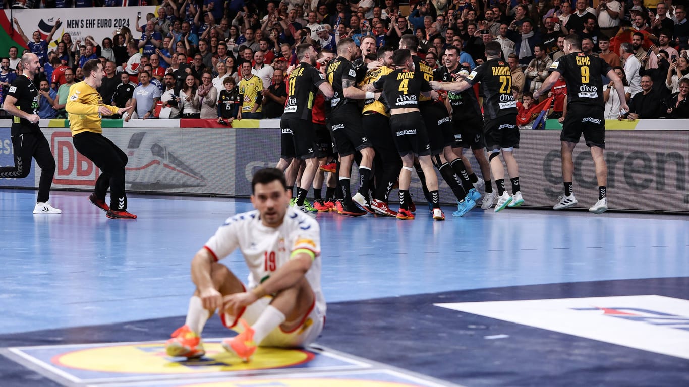 Freud und Leid liegen so nah beieinander: Vorne trauert Serbiens Nemanja Ilić, im Hintergrund jubelt die Mannschaft von Montenegro.