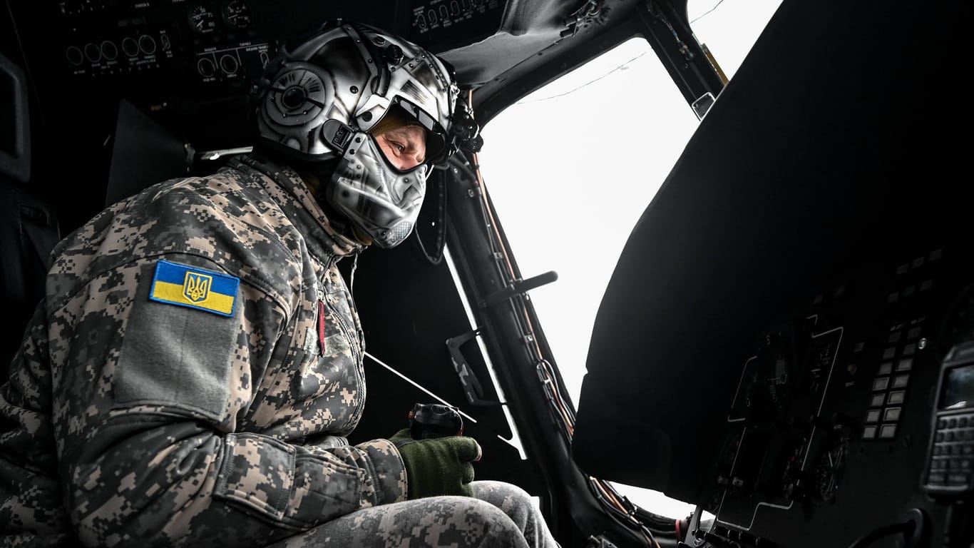 Ukrainischer Soldat (Symbolbild): Ukrainerinnen und Ukrainer, die im Krieg kämpfen, können kostenlos Eizellen und Sperma einfrieren.