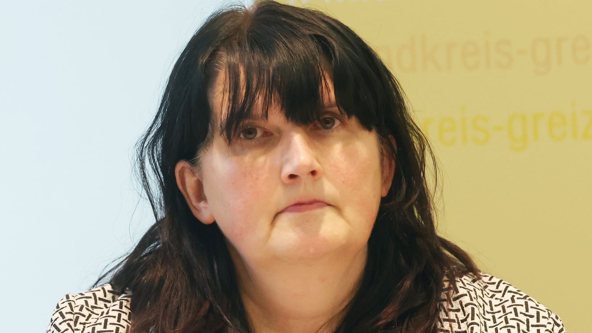 Thüringen, Greiz: Dagmar Pöhland, Geschäftsführerin Verband für Behinderte Greiz e.V., spricht bei einer Pressekonferenz im Landratsamt. Seit dem 1. Dezember 2023 wird im Landkreis Greiz eine Bezahlkarte für Asylbewerber ausgegeben.
