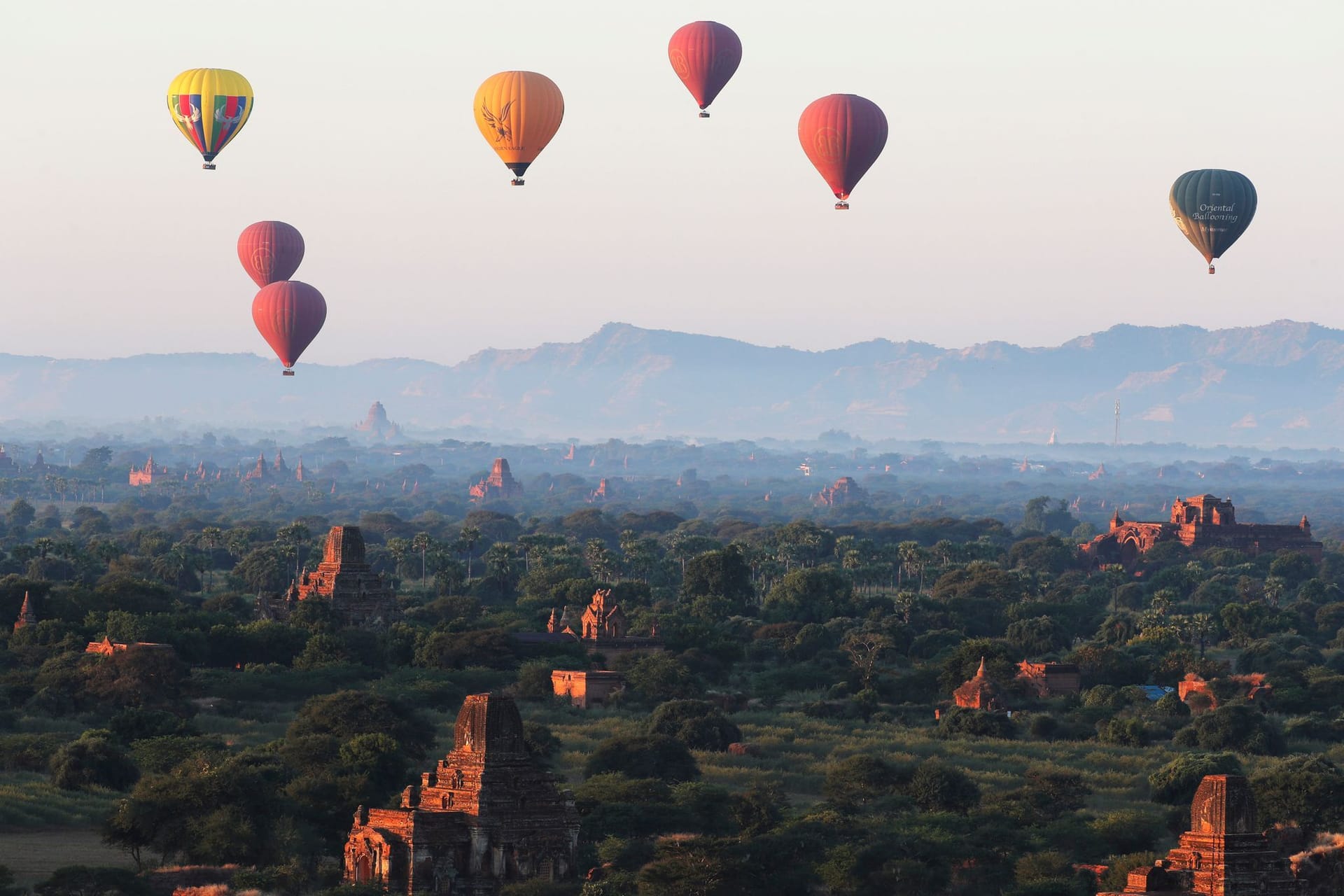 Heißluftballons über Myanmar