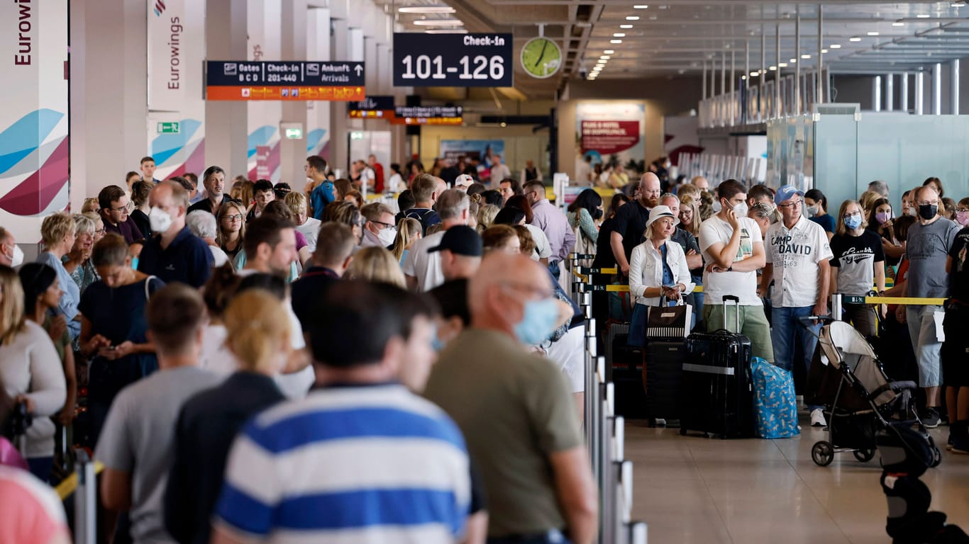 Flugreisende am Köln Bonn Airport (Archivbild): Die Zahl der Reisenden ist m Vergleich zu 2022 gestiegen.