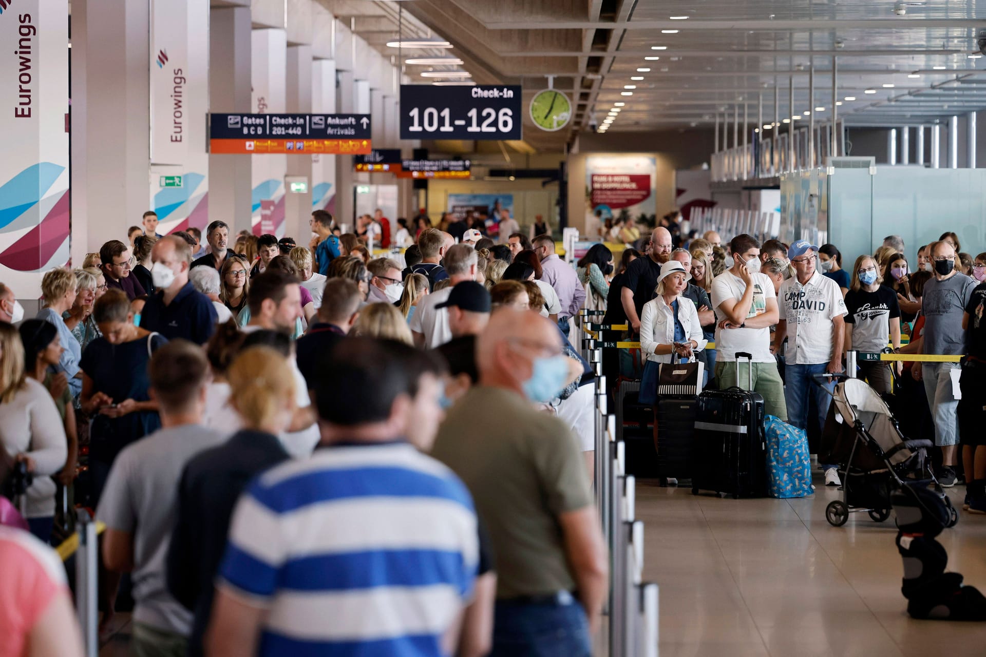 Flugreisende am Köln Bonn Airport (Archivbild): Die Zahl der Reisenden ist m Vergleich zu 2022 gestiegen.