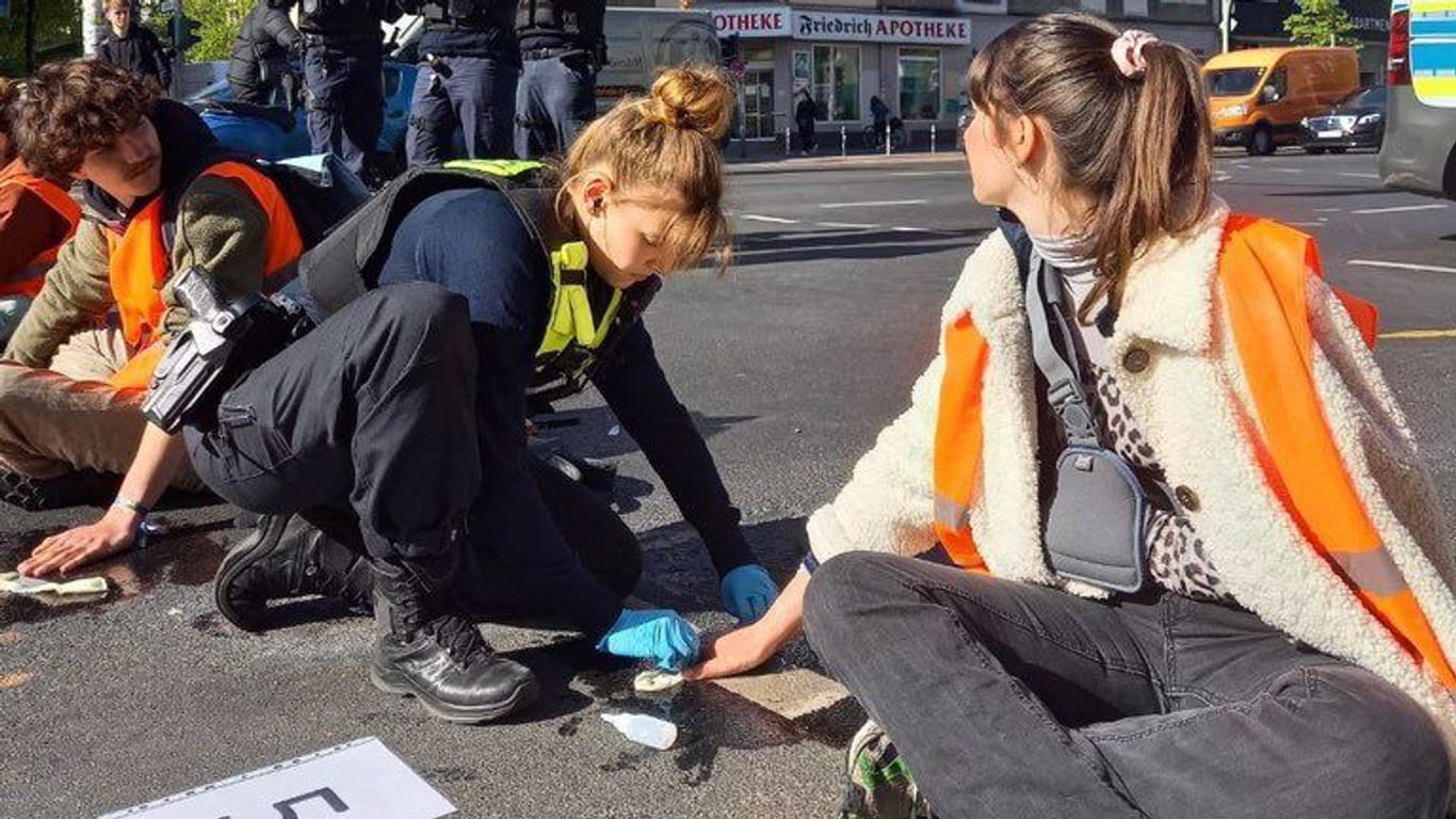 Carla Hinrichs (rechts) während einer Straßenblockade: Sie beschwerte sich, dass sie dabei gegen die Schulter getreten worden sei (Archivfoto).
