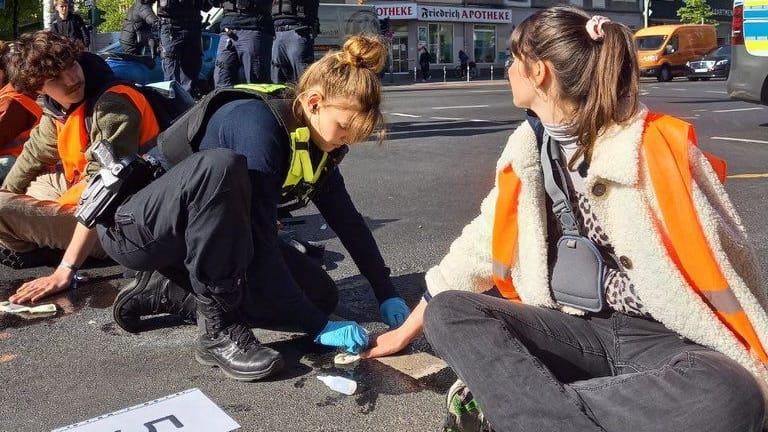 Carla Hinrichs (rechts) während einer Straßenblockade: Sie beschwerte sich, dass sie dabei gegen die Schulter getreten worden sei (Archivfoto).