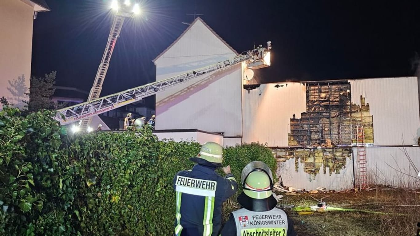 Großbrand in Königswinter: Am Samstagmorgen kam unter anderem eine Drehleiter zum Einsatz.