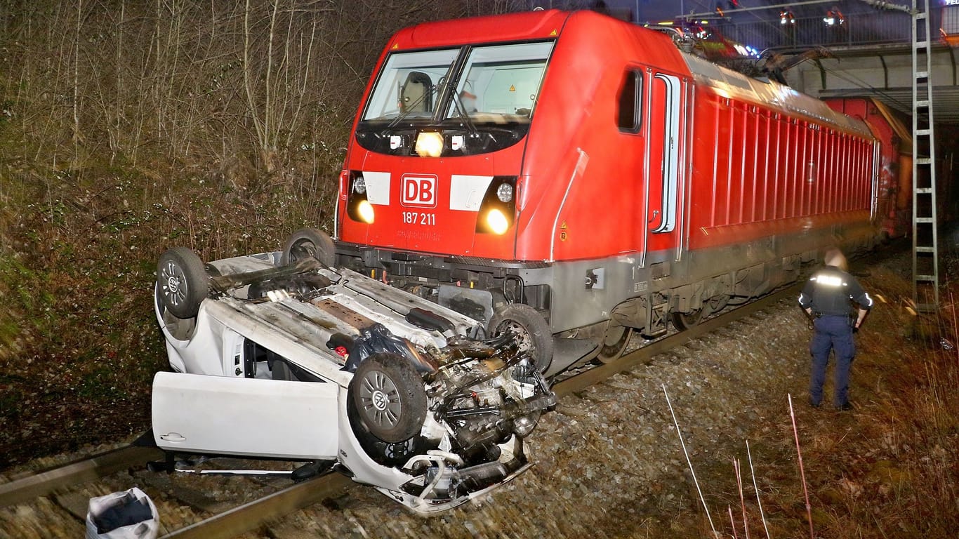 ***INFO- & BILDERUPDATE PRESSEMITTEILUNG FEUERWEHR STUTTGART*** Schwerer Verkehrsunfall in Stuttgart-Zuffenhausen - Fahrzeug stürzt auf DB-Gleise und wird vor den Augen der Feuerwehr von Zug erfasst