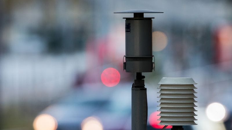 Autos fahren an der Messstation Clevischer Ring des Landesumweltamtes vorbei (Symbolbild): Die Luftqualität in NRW hat sich verbessert. Autos fahren an der Messstation Clevischer Ring des Landesumweltamtes vorbei (Symbolbild): Die Luftqualität in NRW hat sich verbessert.