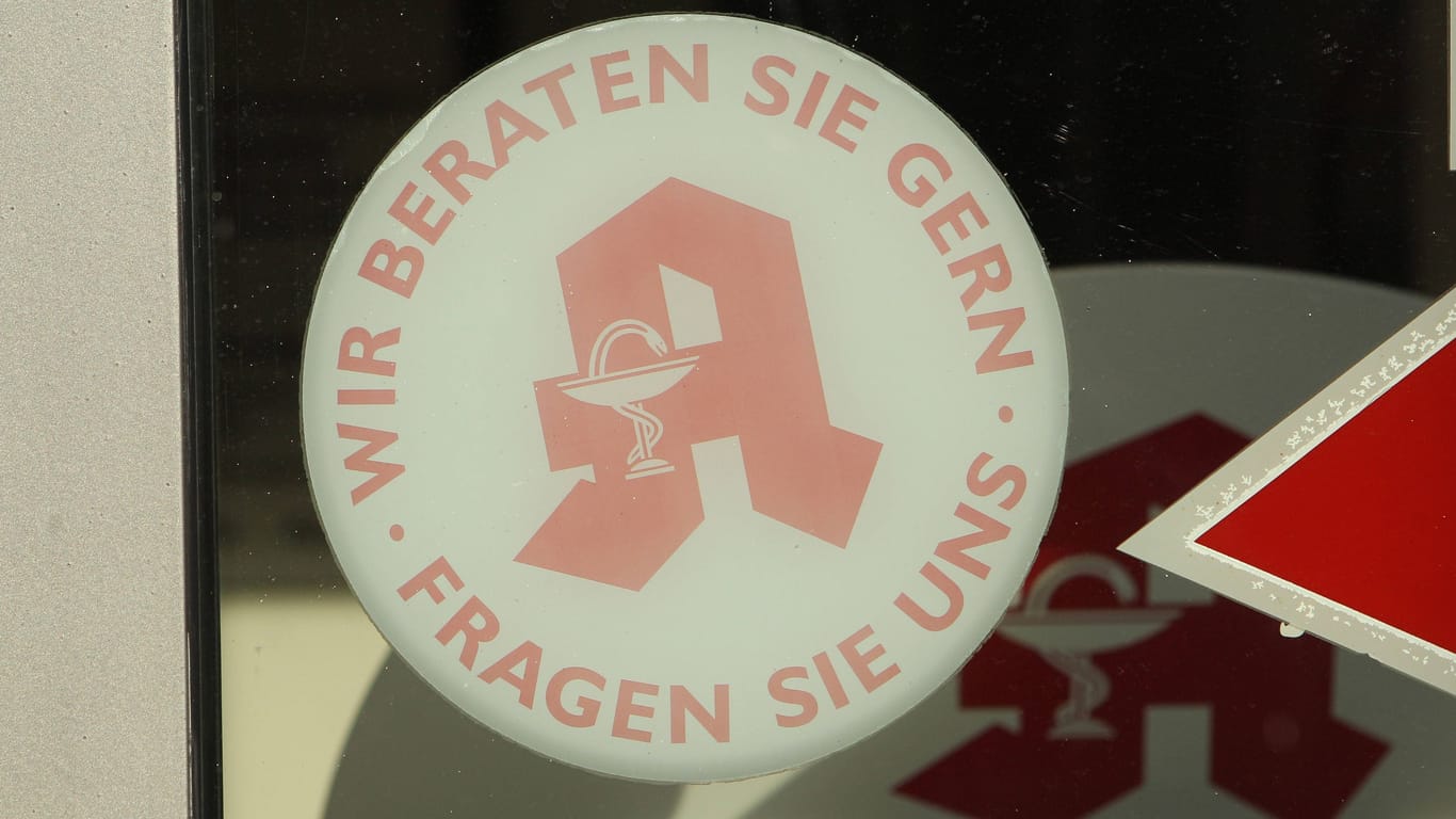 Ein Apothekenschild in Deutschland (Symbolbild): Derzeit ermittelt die Staatsanwaltschaft gegen mehrere Apotheken.