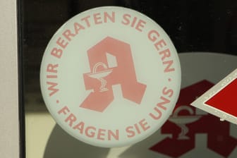 Ein Apothekenschild in Deutschland (Symbolbild): Derzeit ermittelt die Staatsanwaltschaft gegen mehrere Apotheken.