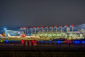 Das Vorfeld des Flughafen Nürnberg bei Nacht mit der nun von Ryanair genutzten Wartungshalle im Hintergrund.