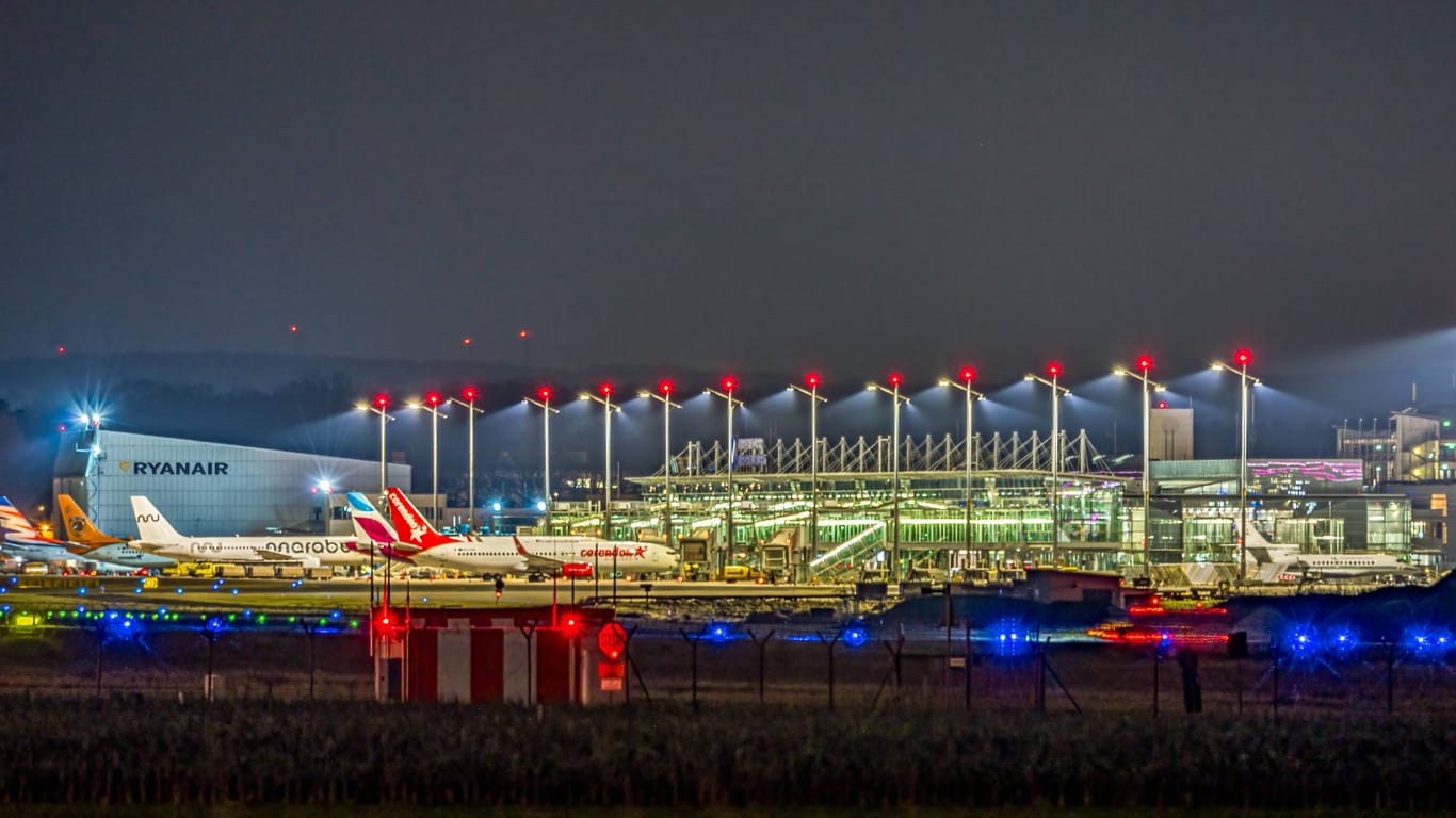 Das Vorfeld des Flughafen Nürnberg bei Nacht mit der nun von Ryanair genutzten Wartungshalle im Hintergrund.