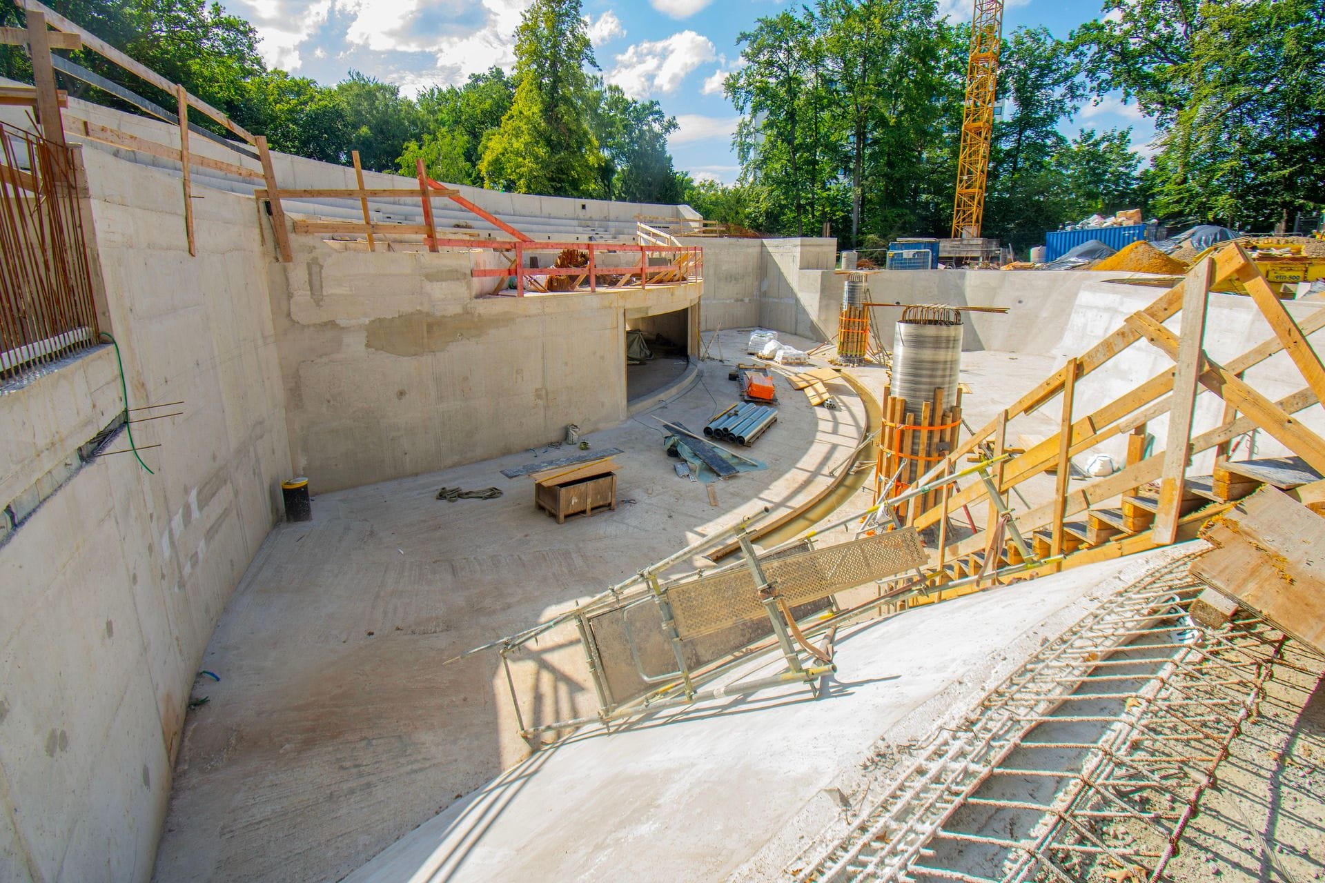 Rohbau des neuen Geheges: Die Tribüne soll in Zukunft über 250 Besucher fassen.