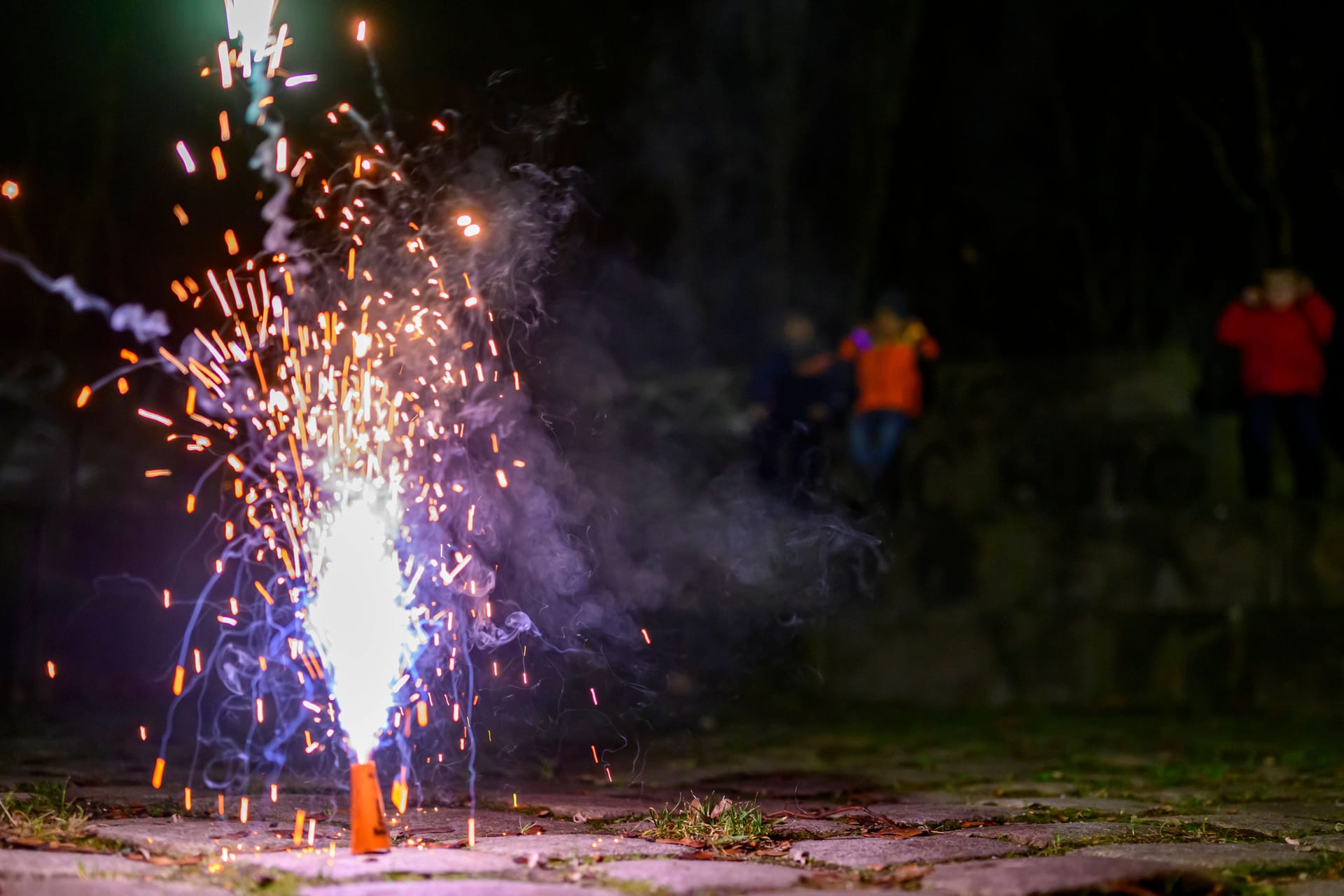 Kinder schauen einem Feuerwerk zu (Symbolbild): Polizei und Stadt berichten von einer friedlichen Silvesternacht.