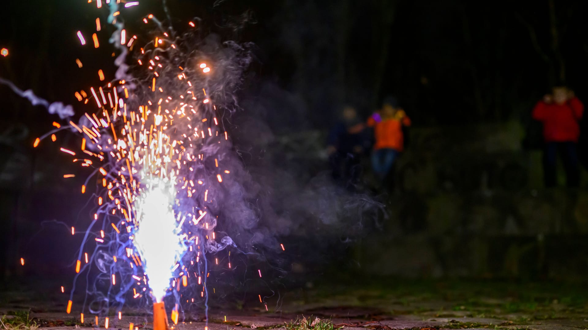 Kinder schauen einem Feuerwerk zu (Symbolbild): Polizei und Stadt berichten von einer friedlichen Silvesternacht. Kinder schauen einem Feuerwerk zu (Symbolbild): Polizei und Stadt berichten von einer friedlichen Silvesternacht.